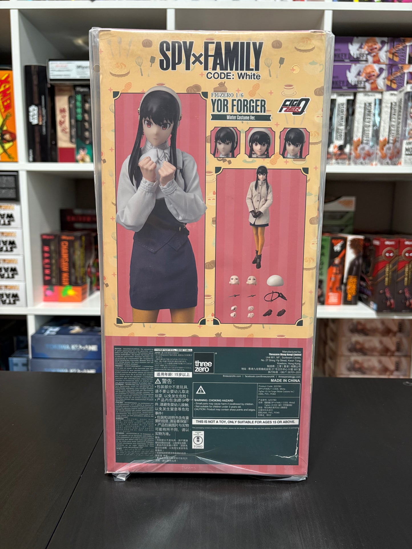 Spy x Family Code: White Yor Forger Winter Costume Version 1:6 Scale FigZero by
Threezero