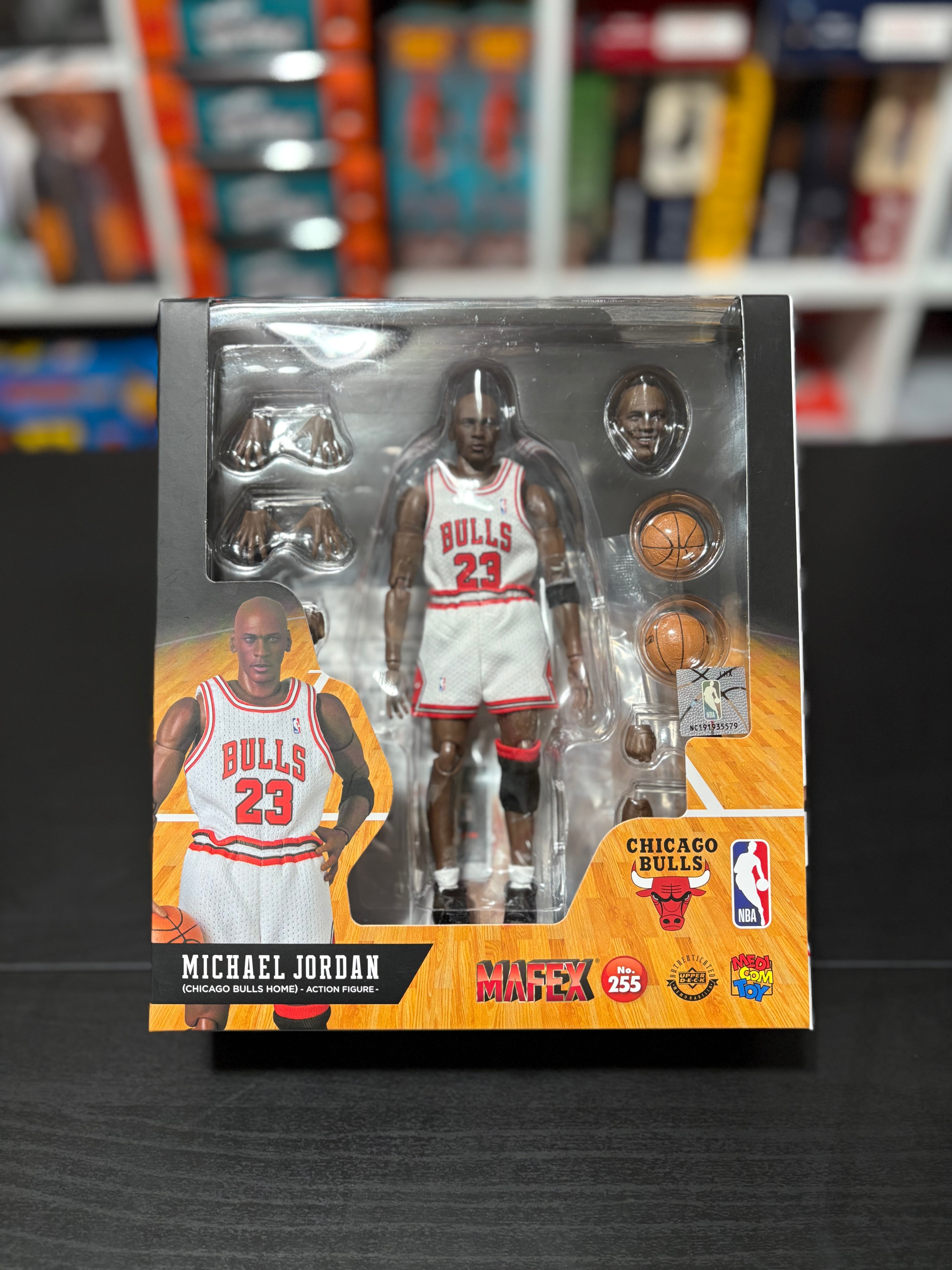 MAFEX No. 255 Michael Jordan (Chicago Bulls Home) by Medicom MAFEX No. 255 Michael Jordan (Chicago Bulls Home) by Medicom